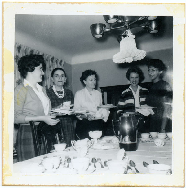 Suzanne Stratman, Elizabeth Stratman, and Doris Machenheimer with guests, 1961